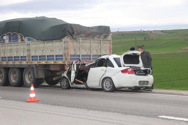 Amasya da tıra &ccedil;arpan otomobildeki 2 kişi &ouml;ld&uuml; 2