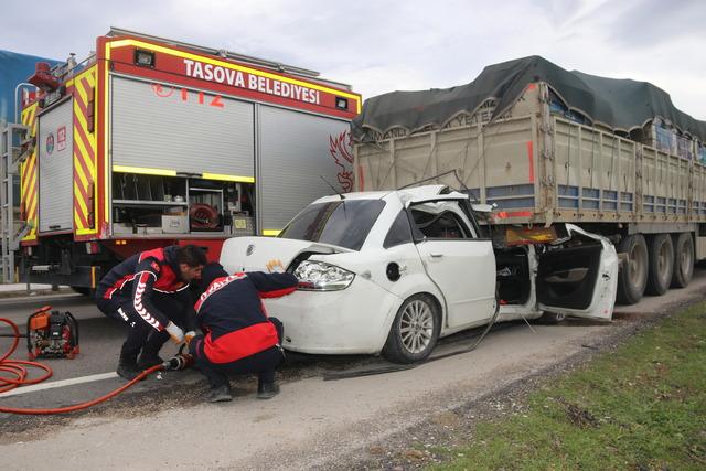 Amasya da tıra &ccedil;arpan otomobildeki 2 kişi &ouml;ld&uuml; 1