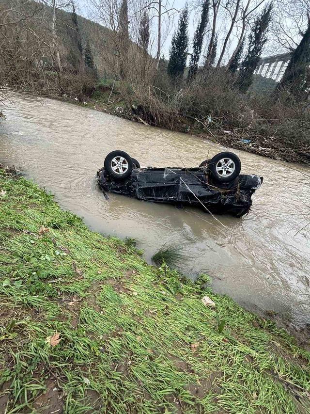 Dereye s&uuml;r&uuml;klenen otomobilini bir g&uuml;n sonra bulmuştu, yaşananları anlattı 6