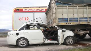 Amasya'da tıra çarpan otomobildeki 2 kişi öldü
