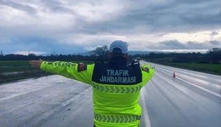 &Ccedil;anakkale'de jandarmadan s&uuml;r&uuml;c&uuml;lere ve yolculara denetim