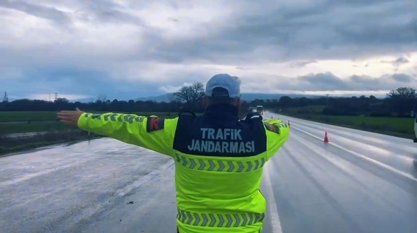 &Ccedil;anakkale'de jandarmadan s&uuml;r&uuml;c&uuml;lere ve yolculara denetim