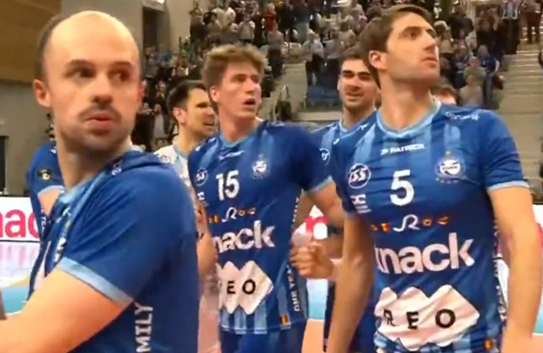 Sinirden g&ouml;z&uuml; d&ouml;nd&uuml;! Galatasaraylı yıldız kendi taraftarına saldırdı 1