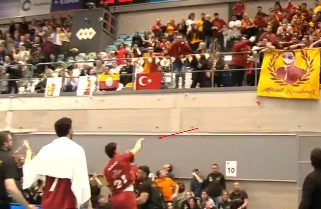 Sinirden g&ouml;z&uuml; d&ouml;nd&uuml;! Galatasaraylı yıldız kendi taraftarına saldırdı 2