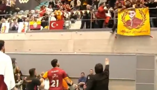 Sinirden g&ouml;z&uuml; d&ouml;nd&uuml;! G.Saraylı yıldız kendi taraftarına saldırdı