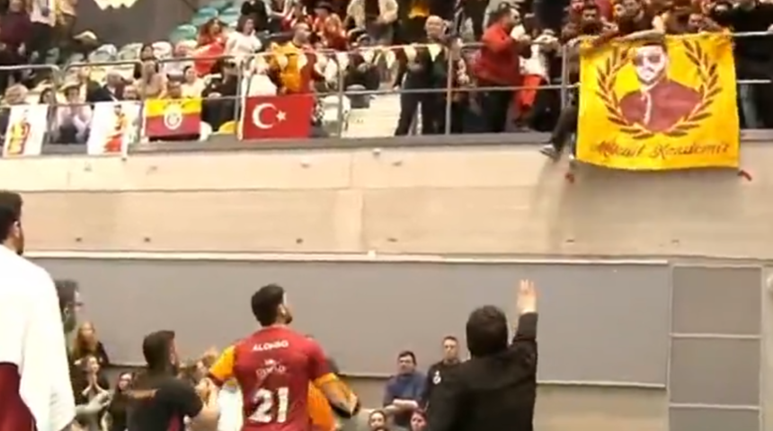 Sinirden g&ouml;z&uuml; d&ouml;nd&uuml;! Galatasaraylı yıldız kendi taraftarına saldırdı