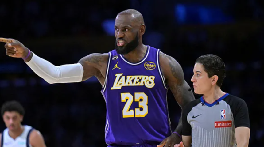 NBA'de LeBron James'in "triple double" yaptığı ma&ccedil;ta Lakers, Mavericks'i yendi