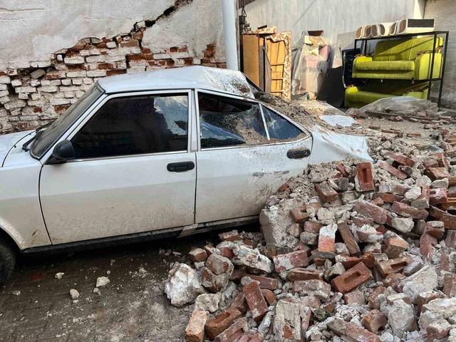 Sağanak yağış Sarıgöl’de metruk bir binayı yıktı 3