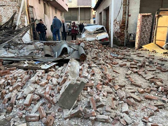 Sağanak yağış Sarıgöl’de metruk bir binayı yıktı 2