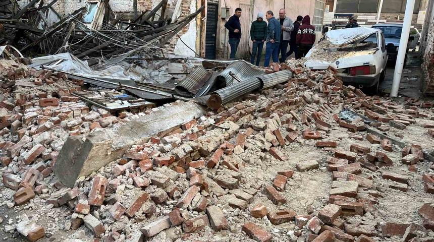 Sağanak yağış Sarıg&ouml;l&rsquo;de metruk bir binayı yıktı