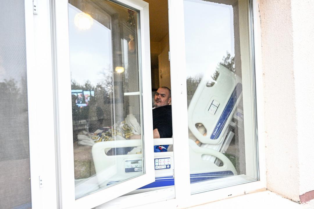 300 kiloya ulaşan fil hastası sevk edildi: Kapılar kırıldı, &ouml;zel ekiple Ankara ya g&ouml;nderildi 2