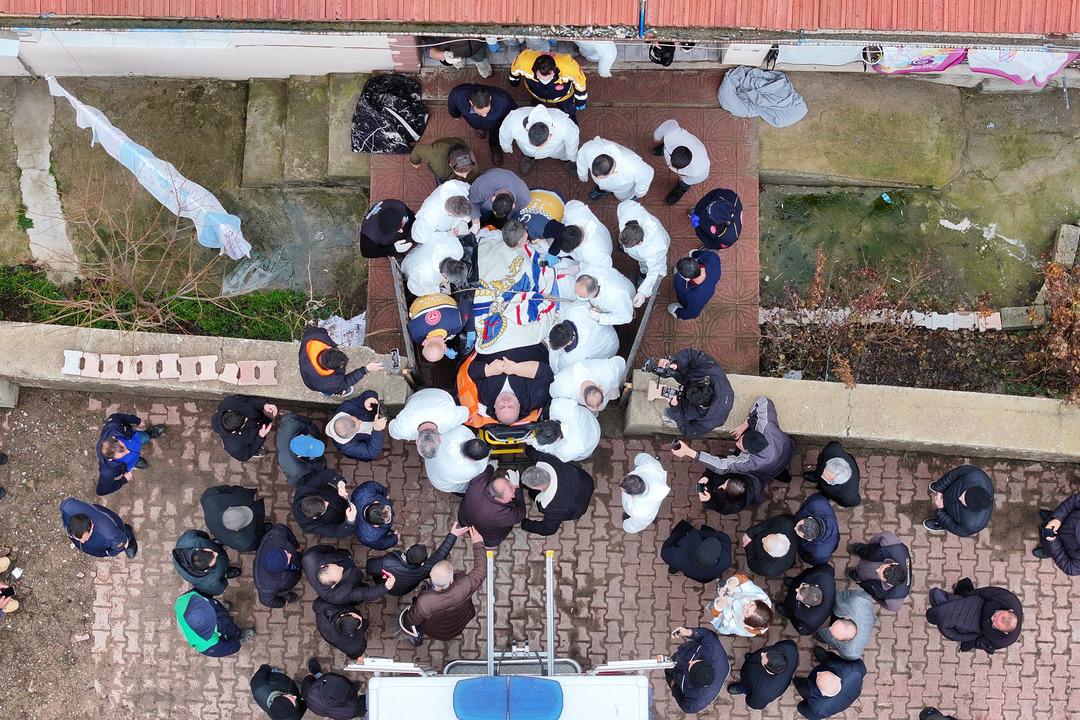 300 kiloya ulaşan fil hastası sevk edildi: Kapılar kırıldı, &ouml;zel ekiple Ankara ya g&ouml;nderildi 3