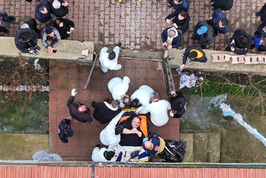 300 kiloya ulaşan fil hastası sevk edildi: Kapılar kırıldı, &ouml;zel ekiple Ankara ya g&ouml;nderildi 7