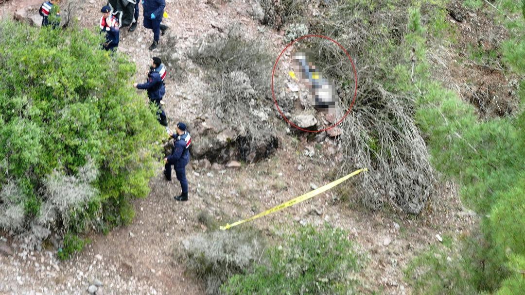 4 g&uuml;nd&uuml;r kayıp olarak aranıyordu! 100 metrelik u&ccedil;urumdan d&uuml;şm&uuml;ş 1