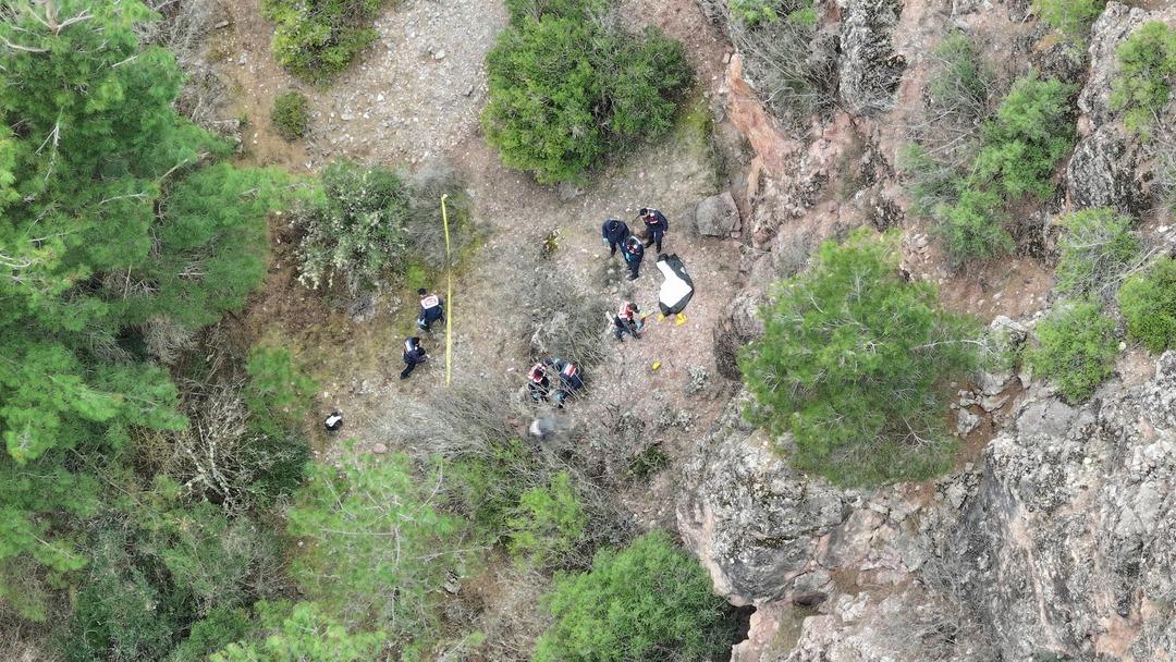 4 g&uuml;nd&uuml;r kayıp olarak aranıyordu! 100 metrelik u&ccedil;urumdan d&uuml;şm&uuml;ş 2