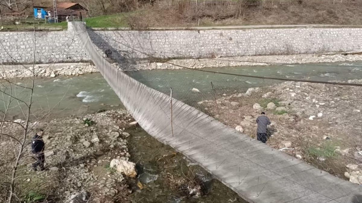 Sinop'ta fırtına asma köprüyü devirdi: 2 yaralı - Gündem Haberleri