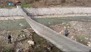 Sinop'ta fırtına asma k&ouml;pr&uuml;y&uuml; devirdi: 2 yaralı