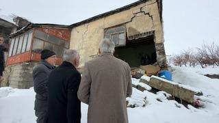 Yüksekova'da evi çöken yaşlı kadına devlet şefkati: Yalnız bırakmayacağız