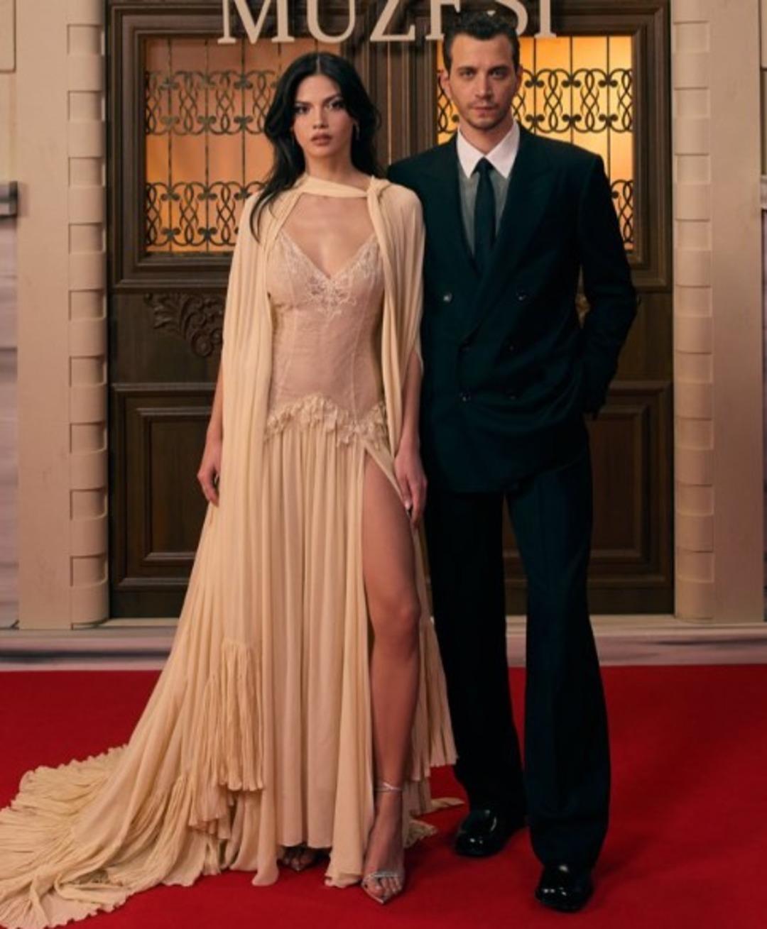 Eyl&uuml;l Lize Kandemir galaya damga vurdu! Derin yırtmacıyla bakana bir daha baktırdı  1