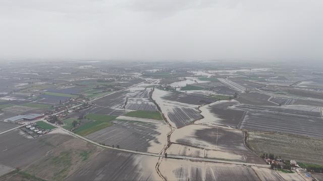 Osmaniye de sağanak nedeniyle bazı evleri ve tarım arazilerini su bastı 8