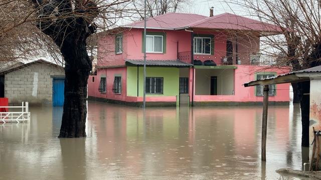 Osmaniye de sağanak nedeniyle bazı evleri ve tarım arazilerini su bastı 6