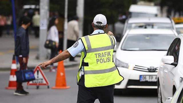 Ara&ccedil; s&uuml;r&uuml;c&uuml;leri dikkat! D&uuml;zenleme yasalaştı: İşte 10 soruda yeni trafik cezaları