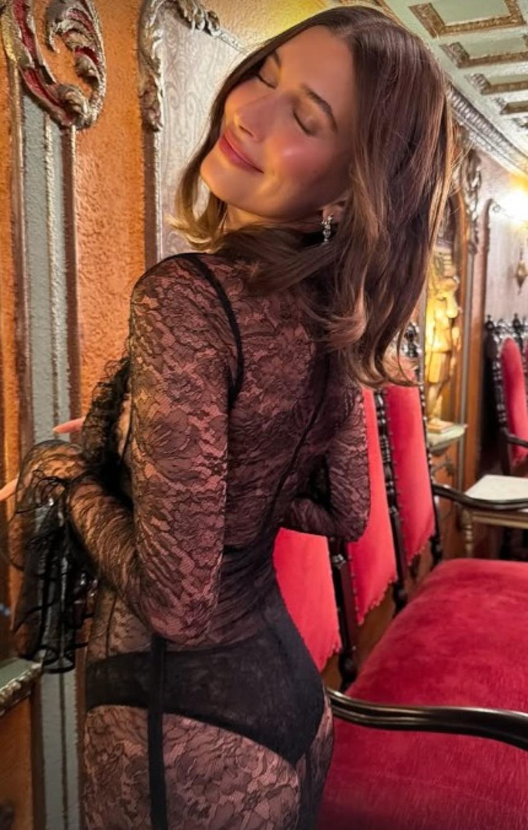 Baştan aşağı transparan! Hailey Bieber galaya damga vurdu! &Ouml;n&uuml; ayrı arkası ayrı olay...  3