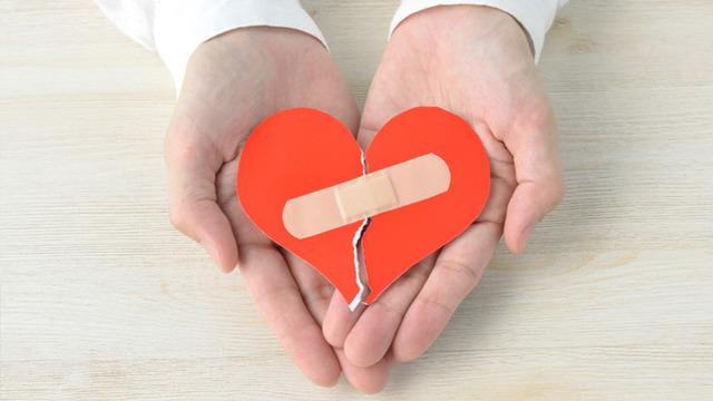 Sakın üzüntüdür geçer demeyin! Kalp kriziyle belirtileri aynı: Kırık kalp sendromu