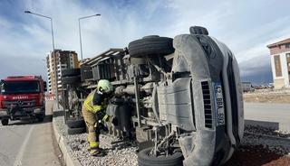 Karaman&rsquo;da şiddetli fırtına kamyoneti devirdi, &ccedil;atılar u&ccedil;tu