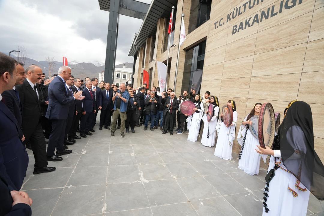 Bakan Ersoy dan Batman a k&uuml;lt&uuml;r hamlesi: Batman 3 yeni k&uuml;t&uuml;phaneye kavuştu! 4