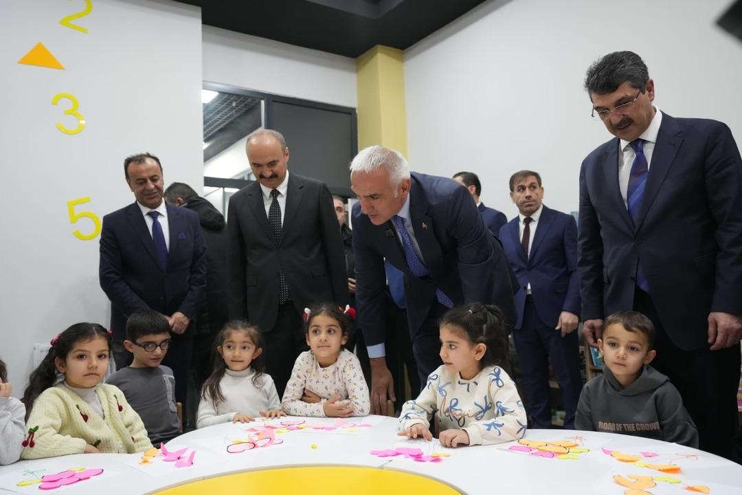 Bakan Ersoy dan Batman a k&uuml;lt&uuml;r hamlesi: Batman 3 yeni k&uuml;t&uuml;phaneye kavuştu! 10