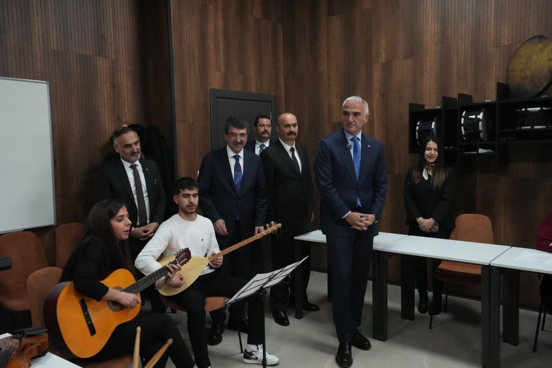 Bakan Ersoy dan Batman a k&uuml;lt&uuml;r hamlesi: Batman 3 yeni k&uuml;t&uuml;phaneye kavuştu! 12