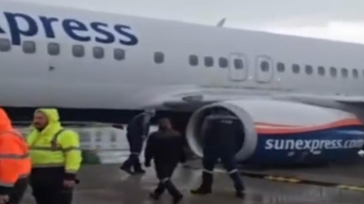 Antalya'da faciadan dönüldü! Kalkış hazırlığı yapan uçağın tekerlekleri kırıldı - Güncel Haberler