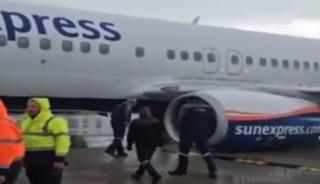 Faciadan d&ouml;n&uuml;ld&uuml;! Kalkış hazırlığı yapan u&ccedil;ağın tekerlekleri yerinden &ccedil;ıktı