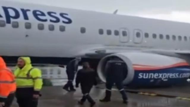 Antalya'da faciadan dönüldü! Kalkış hazırlığı yapan uçağın tekerlekleri kırıldı