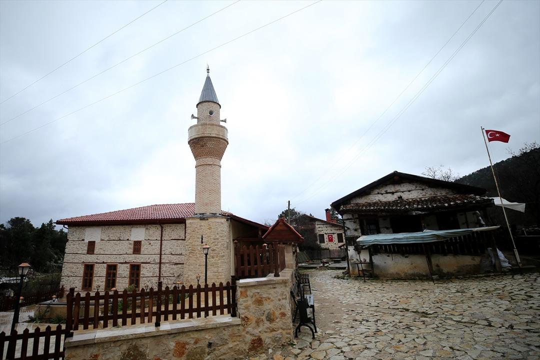 400 yıllık d&uuml;ğmeli evleriyle &uuml;nl&uuml; mahalle: Kışın 3 haneye emanet! 1