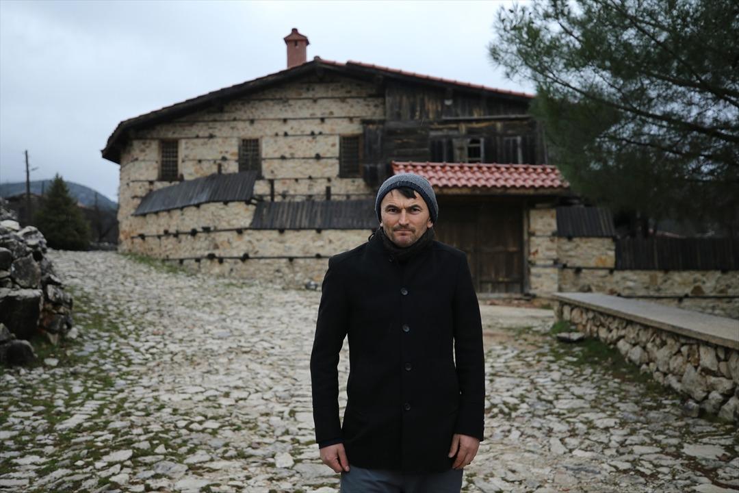 400 yıllık d&uuml;ğmeli evleriyle &uuml;nl&uuml; mahalle: Kışın 3 haneye emanet! 3