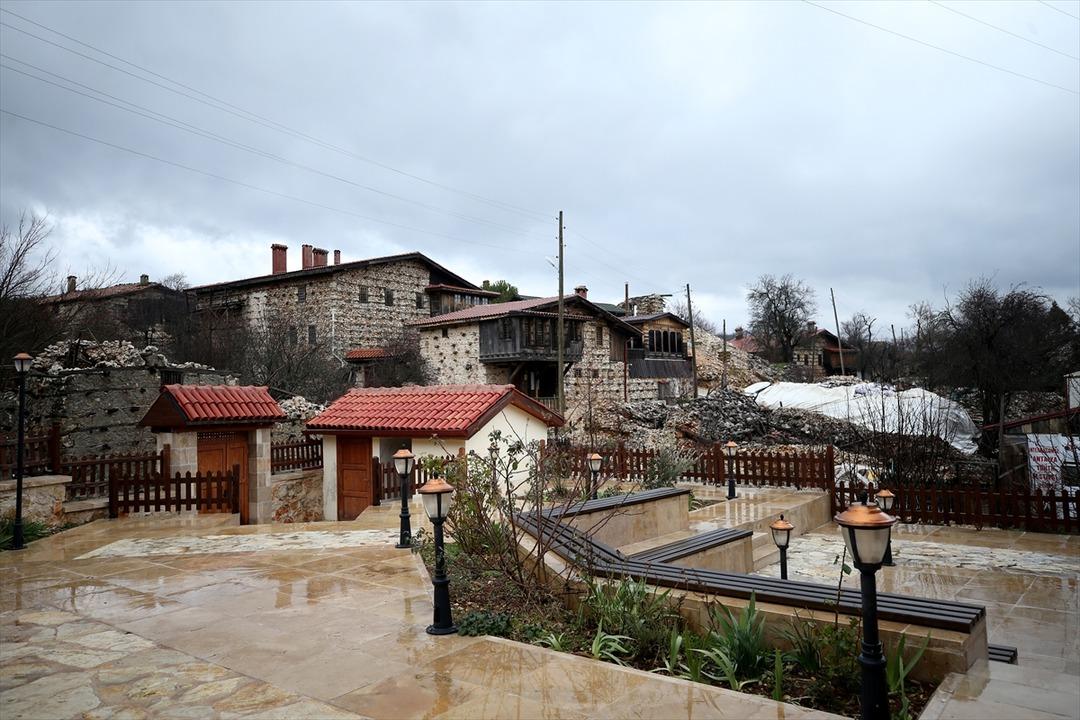 400 yıllık d&uuml;ğmeli evleriyle &uuml;nl&uuml; mahalle: Kışın 3 haneye emanet! 4