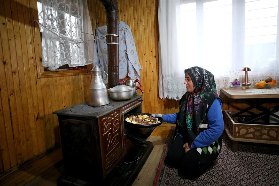 400 yıllık d&uuml;ğmeli evleriyle &uuml;nl&uuml; mahalle: Kışın 3 haneye emanet! 5