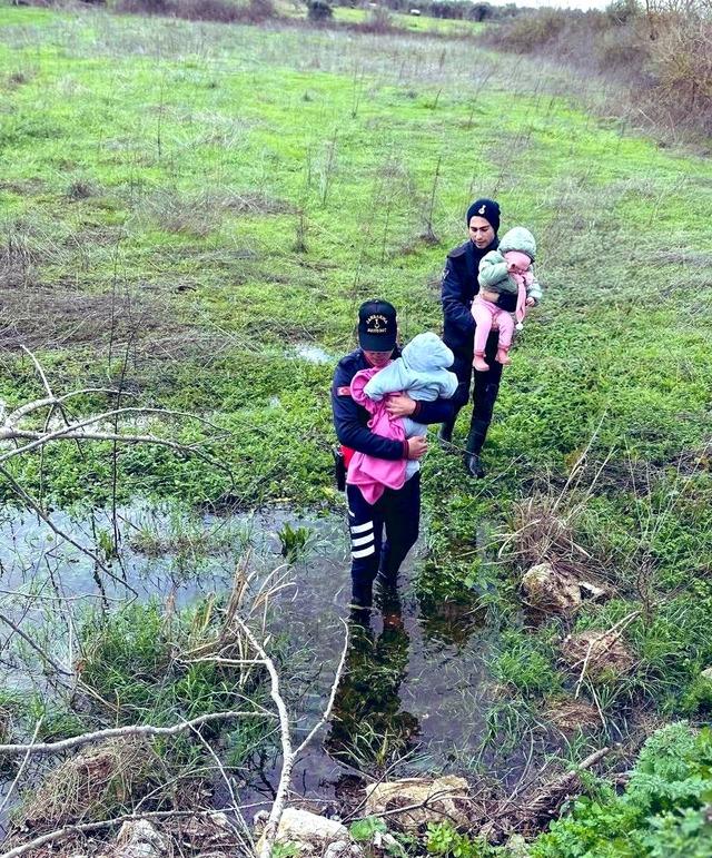 Bursa da su seviyesinin y&uuml;kseldiği b&ouml;lgedeki evde mahsur kalan aile kurtarıldı 2