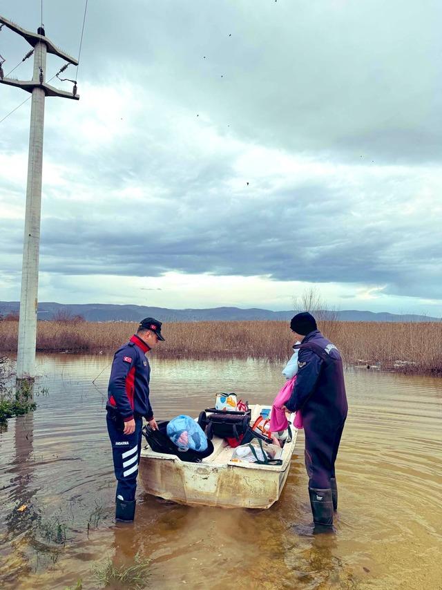 Bursa da su seviyesinin y&uuml;kseldiği b&ouml;lgedeki evde mahsur kalan aile kurtarıldı 1