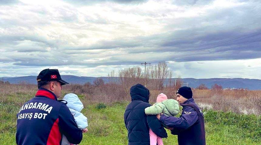 Bursa'da su seviyesinin y&uuml;kseldiği b&ouml;lgedeki evde mahsur kalan aile kurtarıldı