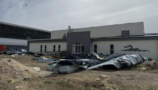 Karaman'da şiddetli r&uuml;zgar etkili oldu: &Ccedil;atı u&ccedil;tu, kamyonet devrildi