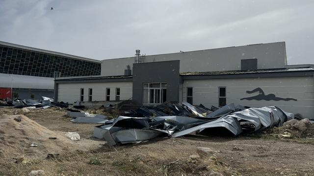 Karaman'da şiddetli rüzgar etkili oldu: Çatı uçtu, kamyonet devrildi