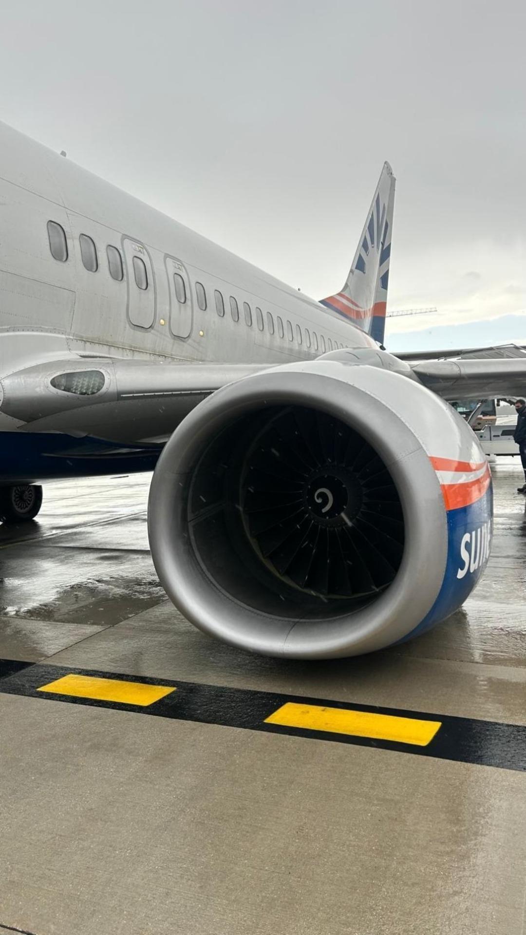 Antalya da faciadan d&ouml;n&uuml;ld&uuml;! Kalkış hazırlığı yapan u&ccedil;ağın tekerlekleri kırıldı 1