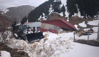 Ordu&rsquo;da 2 bin 100 rakımlı obada evin &uuml;zerine &ccedil;ığ d&uuml;şt&uuml;
