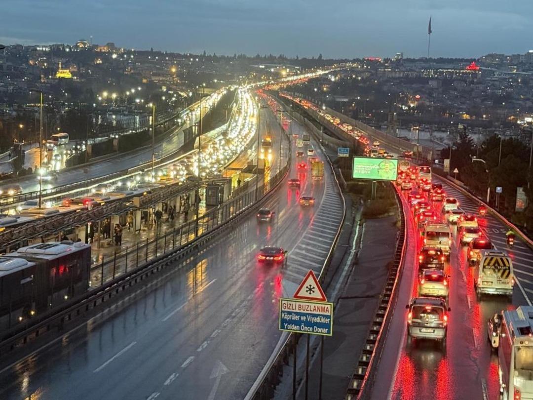 İstanbul&rsquo;da trafik yoğunluğu y&uuml;zde 90&rsquo;a yaklaştı 2