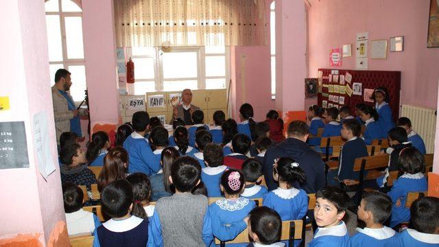 Akşehir’de Yazar Karagöz öğrencilerle bir araya geldi