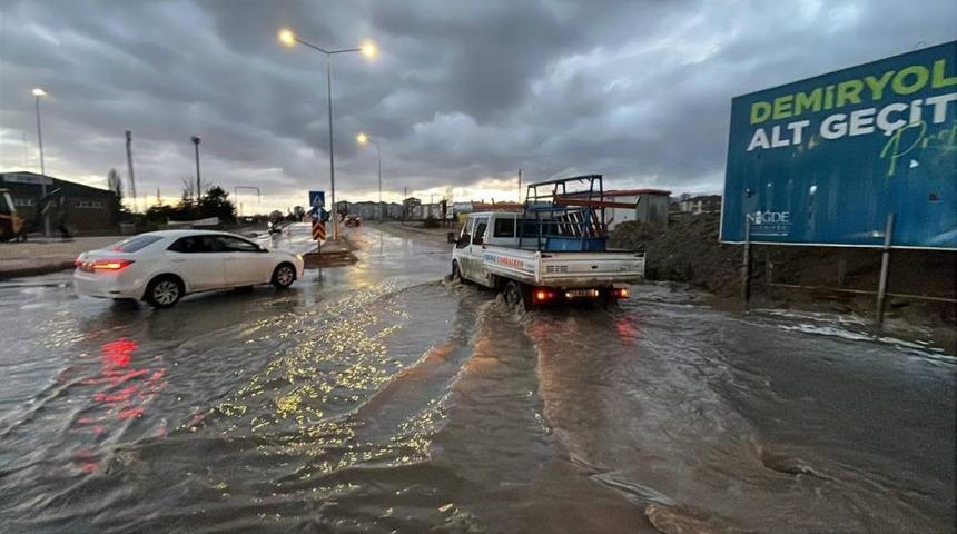 Niğde&rsquo;de sağanak ve fırtına vurdu: Caddeleri su bastı