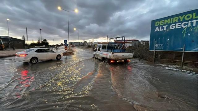 Niğde’de sağanak ve fırtına vurdu: Caddeleri su bastı